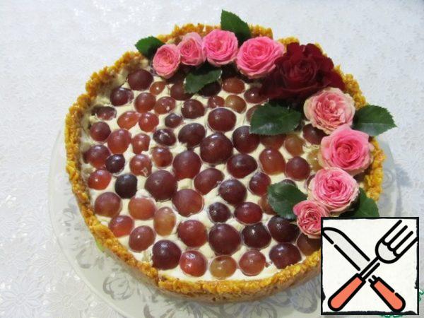 Decorate the cake to your liking. You can also use fresh flowers if they are grown on your own plot without the use of chemicals.
