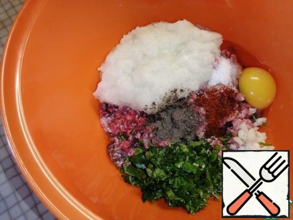 In a deep bowl, mix the minced meat, egg, onion, chopped herbs and garlic in a blender. Add paprika and pepper. Add salt to taste and mix well.