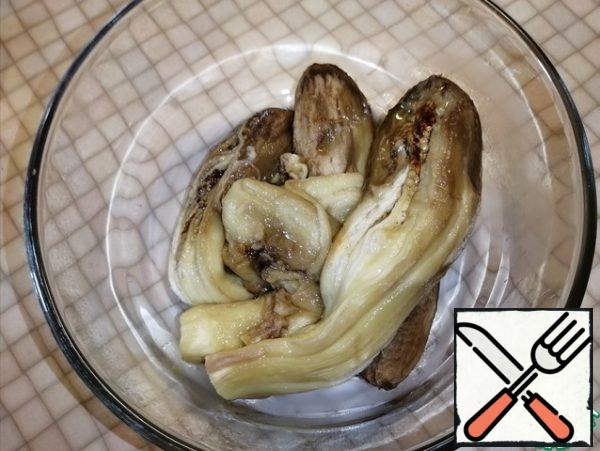 Remove the skin from the finished eggplant. And mash it into a puree.