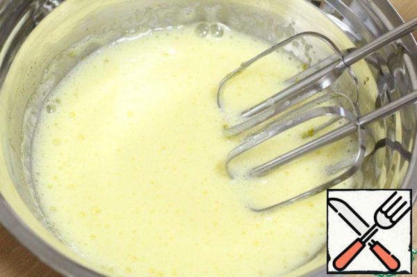 First, prepare a sponge cake. Break an egg into a bowl and beat a little with a mixer.