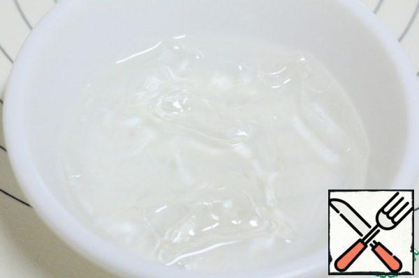Now let's move on to making mousse. Soak the gelatin in cold water.