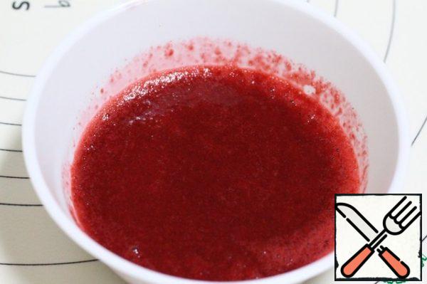 Put 100g of raspberry puree in the microwave and heat it up.