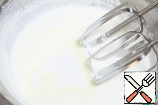 Pour the cream into a bowl and add the sugar.