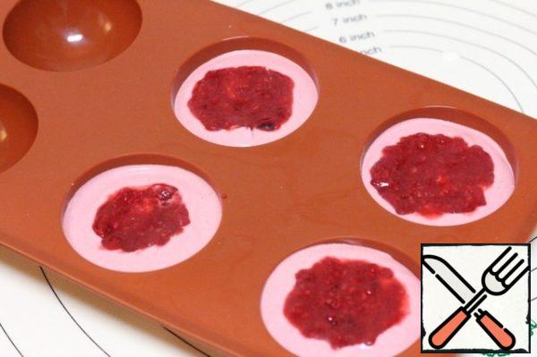 Top with the remaining raspberry puree.