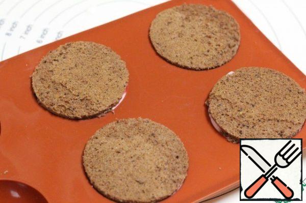 Cover the top with a sponge cake and press it lightly.
Put the cakes in the refrigerator for 2-3 hours.