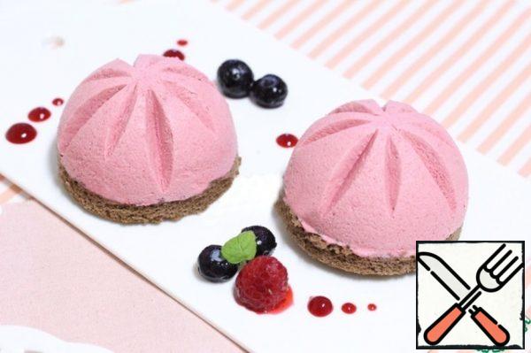 If desired, cakes can be decorated with a relief pattern using a knife. Enjoy.