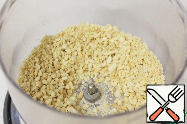 Peanuts are also crushed in a blender to small pieces.