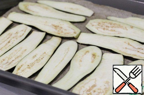 Wash the eggplant, dry it and cut it lengthwise into "tongues".
Place on a baking sheet lined with baking paper.
