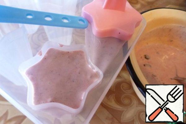 Arrange the ice cream in the molds and send it to the freezer for a few hours (overnight).
