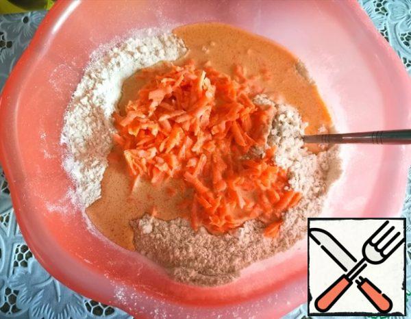 Pour into the flour mixture and knead the dough.
First with a spoon, then with your hands. Knead for 8-10 minutes.
Of course, you can use a mixer or bread maker.