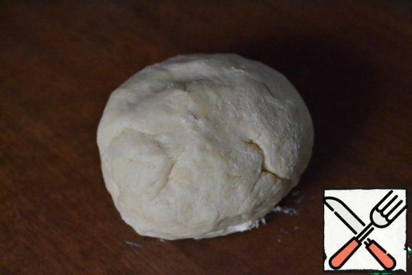 Add sour cream and beat again.
Wrap the finished dough in plastic wrap and leave it in the freezer for 30 minutes.
