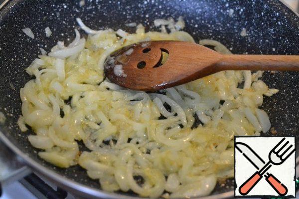 In a frying pan, heat 30 g of oil.
Put the onion, add sugar and fry over low heat until Golden brown. Remove from heat.