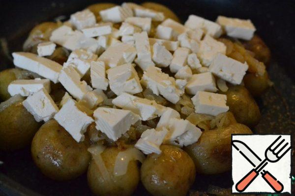 Spread the cheese on top, cut into pieces.
Spread out the butter (30 g)
