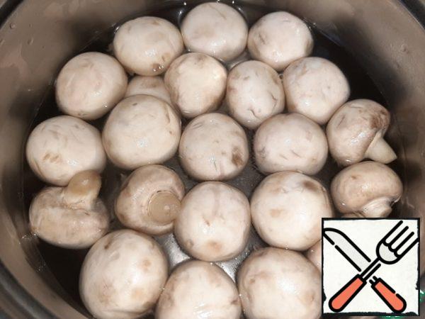 Wash the mushrooms, pour boiling water, add 0.5 teaspoons of salt and put on fire. After boiling, cook for 5 minutes. Drain in a colander.