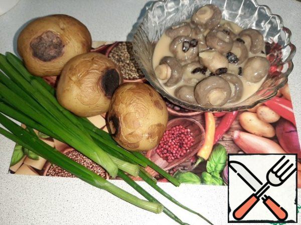 Serve marinated mushrooms with herbs to potatoes in uniform.