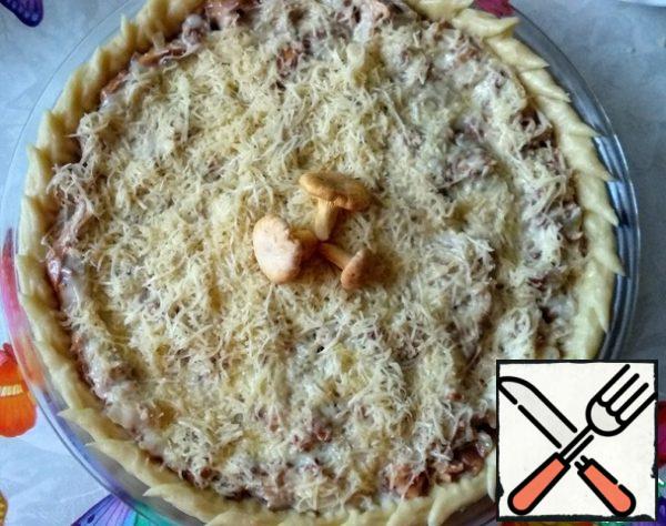 Sprinkle with cheese, grated on a coarse grater. Cook in the oven, preheated to 180 degrees, 20-25 minutes.
