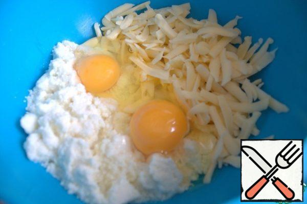 In the cottage cheese and grated cheese, beat the eggs.