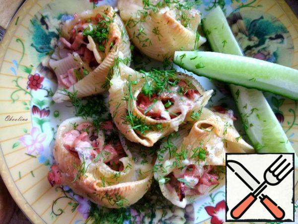 Serve hot from the oven. We put them on plates. I sprinkled the shells with herbs.