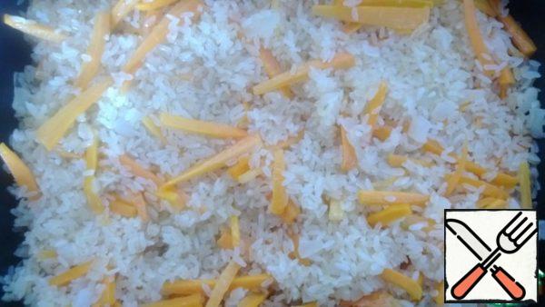 Put the rice with carrots and onions in a baking dish.