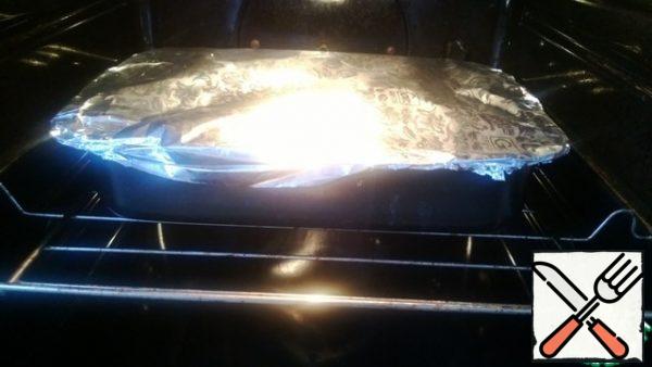 Cover the form with foil on top and put it in a preheated oven to 200g to bake for 40 minutes.