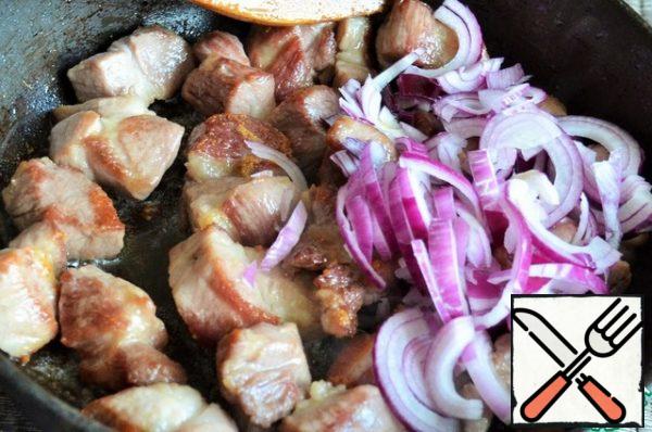 Pieces of pork (neck, ham, flesh) fry in vegetable oil until Golden brown, 10 minutes, the fire is above average.
Add half-rings of onion. Fry until the onion is transparent.