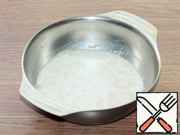 Sift the flour. Prepare the sourdough. Mix dry yeast with 2 tablespoons of flour and 1 tablespoon of sugar. Add warm milk (100 ml) and mix with a whisk. Put the bowl of sourdough in a warm place until the foam cap appears.
