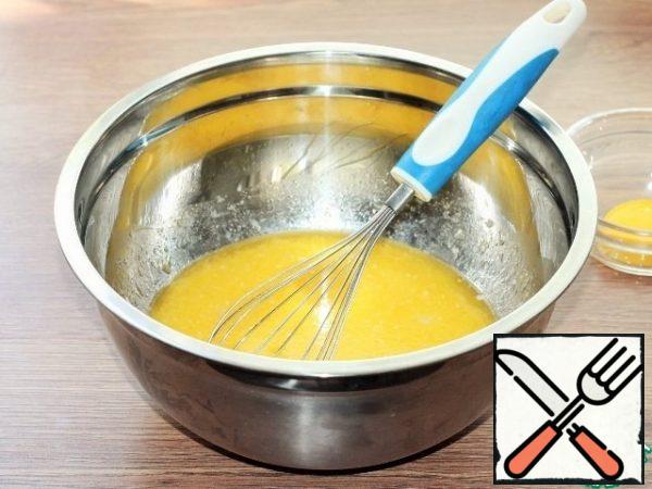 Prepare the dough. Melt the butter in the microwave and add the milk (200 ml), mix. Chicken eggs 1.5 PCs (1 yolk left for greasing pies) beat with a whisk with salt and 1 tbsp sugar. Pour the egg mixture into the oil, add the frothy sourdough and mix until smooth.
