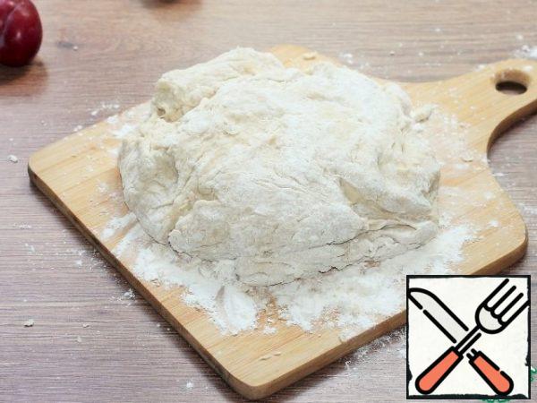 Spread the dough on a dusty cutting Board.
