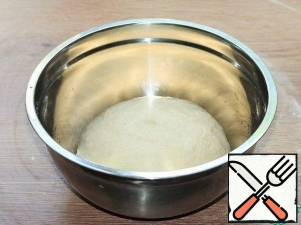 Lubricate a clean bowl with sunflower oil and put the dough. Close the bowl with a film and put it in a warm place to lift the dough 2.5 times.