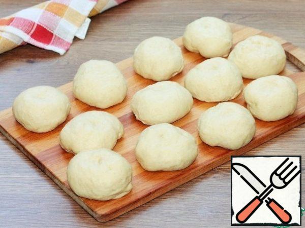 Forming pies-buns. Divide the dough into 12 parts and roll it into buns.