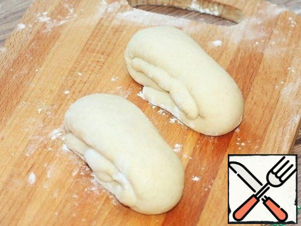 Fold the rolls.
Cover the baking dish with paper and grease with vegetable oil. Put the blanks and cover with a light towel or transparent bag. Leave in a warm place for 20 minutes or to increase the rolls by 2 times.
