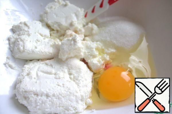In cottage cheese with sugar and vanilla, beat an egg.