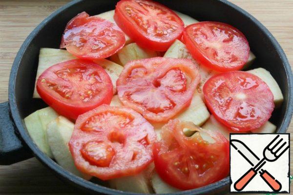 Tomatoes cut into rounds not very thinly (if you want, then remove the skin).
Put layers: eggplant, tomatoes, and so on.
The last layer is tomatoes.
Pour in the oil, cover with a lid and put on a small fire.