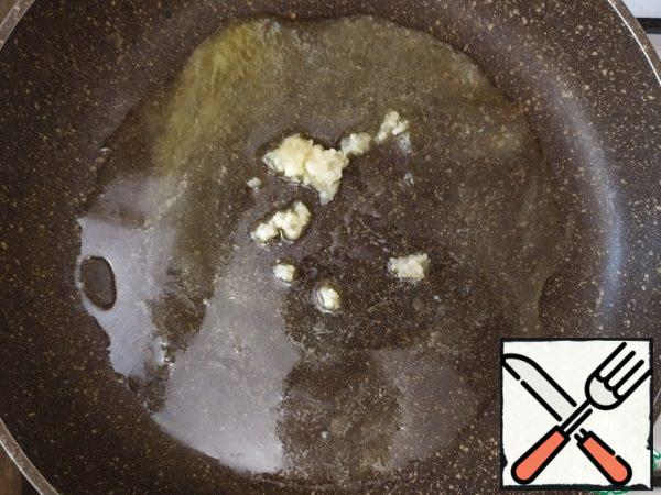 Over low heat, melt 10 grams of butter. Squeeze out the garlic and fry it for about a minute.