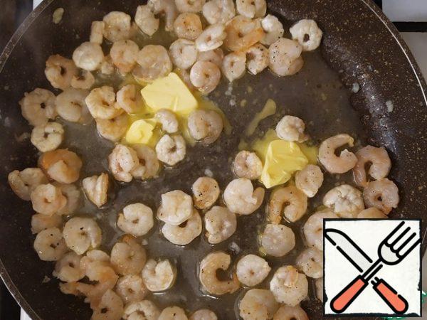 Season with salt and pepper. Add butter (20 g). Cook for 2-3 minutes.
