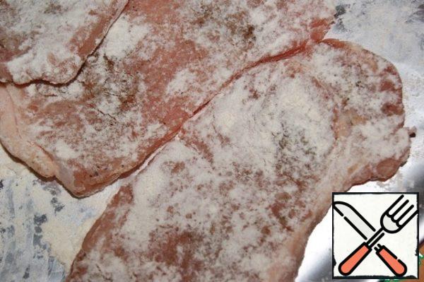 Cut the loin into small pieces, chop it off thinly, add salt and pepper to each piece and powder with flour.
