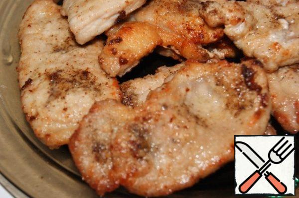 Fry for a couple of minutes on both sides in well-heated oil. Pour out the oil, we won't need it anymore. Put the meat in a saucepan.