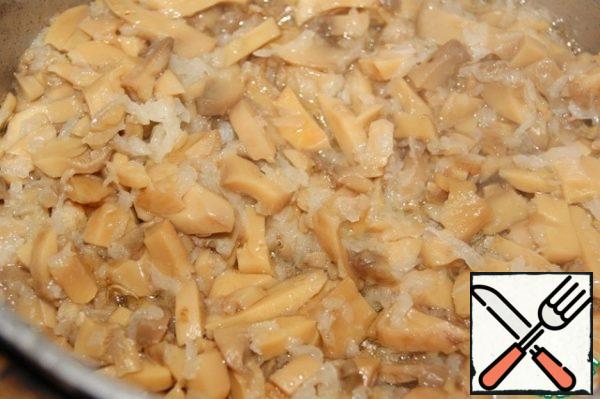 Sauce:
Onion grated on a fine grater and finely chopped mushrooms (I have canned) fry in a saucepan in well-heated oil, if desired, add a little garlic.