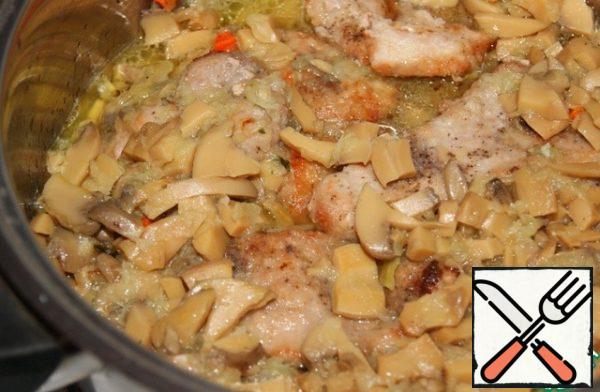 Pour in the broth and let it boil. Pour into a saucepan with the meat, bring to a boil, reduce the heat to low and simmer for 10 minutes.