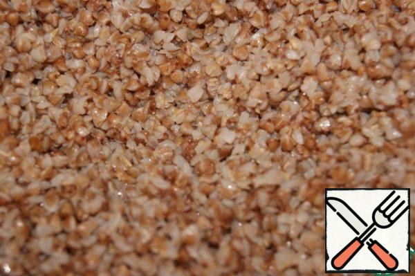 Side dish:
Wash the buckwheat. Cover with water, add salt and half the oil. Bring to a boil, reduce the heat to low and cook until the liquid has completely evaporated. Add the remaining oil to the finished porridge and mix.