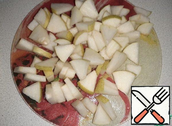 Wash the pear and cut it into small pieces.