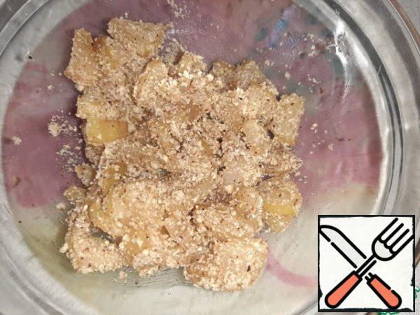 Chop the nuts and mix with the pears.