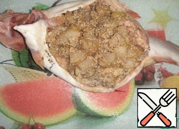 Fill the trout with pears and nuts.