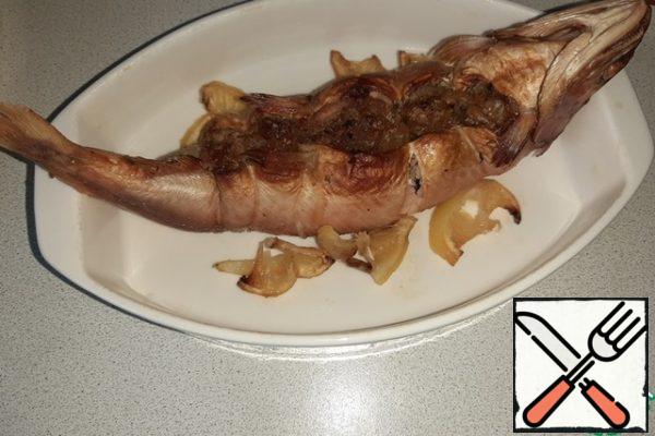 Put the fish in a greased form, belly up. Bake the trout in the oven for 30 minutes. Remove the fish thread, cut into pieces and serve with garnish and vegetables.