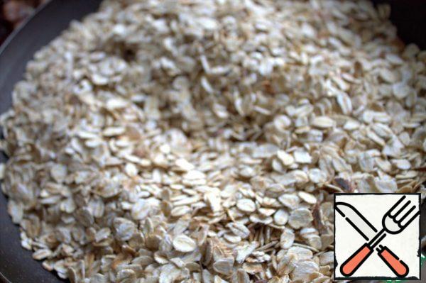 Fry the oat flakes, stirring, in a dry pan. Flakes can be different: fast and long cooking.