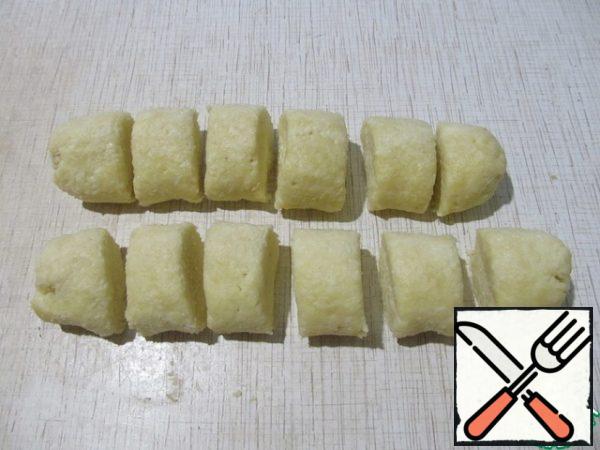 Roll out the dough into 2 sausages, cut each into 6 pieces.