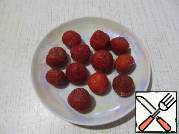 Choose medium-sized berries, wash, dry.
