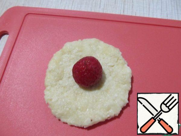 Roll out the tortilla to a thickness of 0.5 cm and the size is 2 times larger than the berry. Put the strawberries on a flat cake.