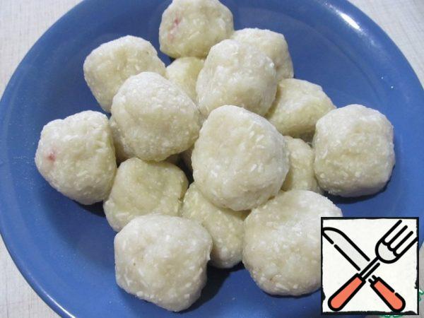 Put the dumplings in boiling water and cook for 10 minutes. Remove with a slotted spoon and let them drain.