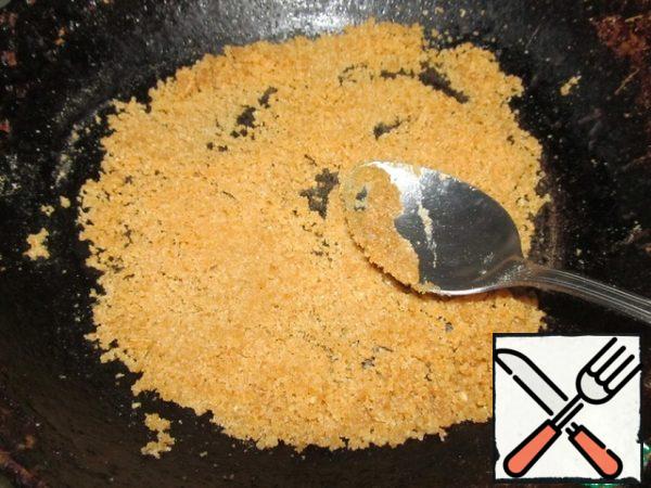 Fry breadcrumbs in butter (30 g).